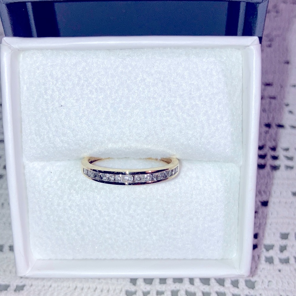 10Kt Gold Band With Diamonds